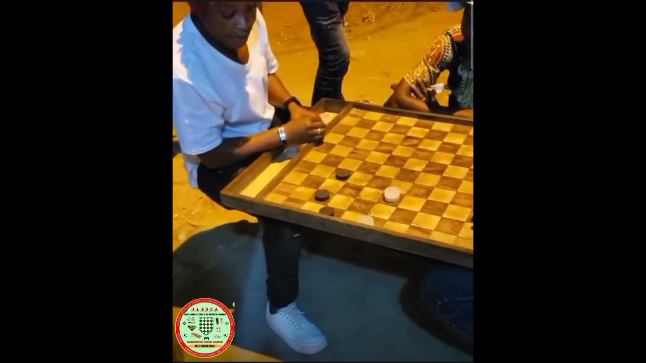 Cette femme est très forte au jeu de dames, regardez !