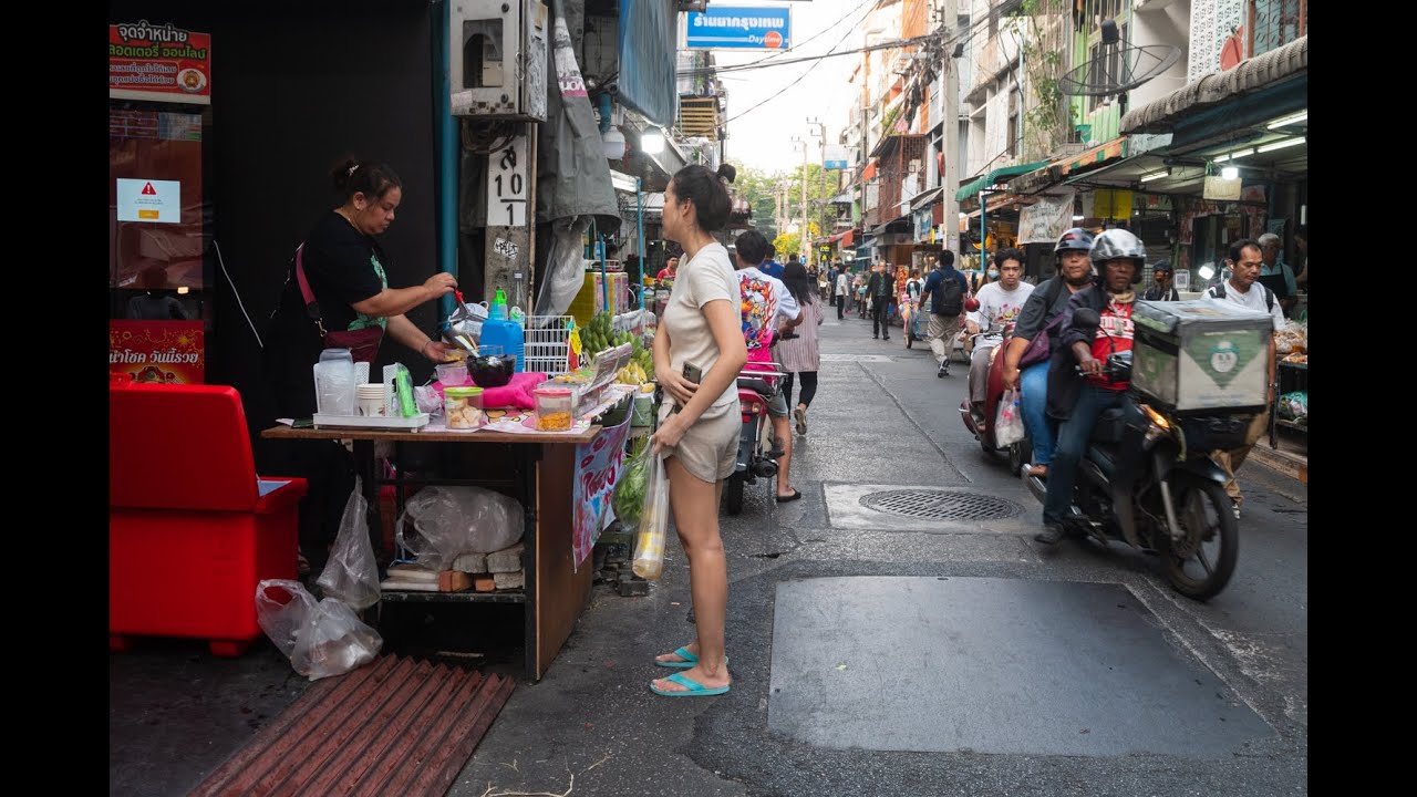 [4K] Walking tour along Phetchaburi Soi 5 a Bangkok bustling street food on the evening