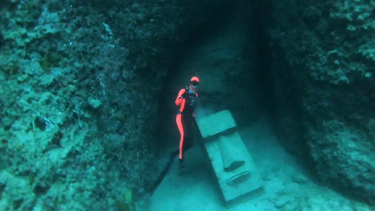 Freediving Moalboal: Mine of the Moai