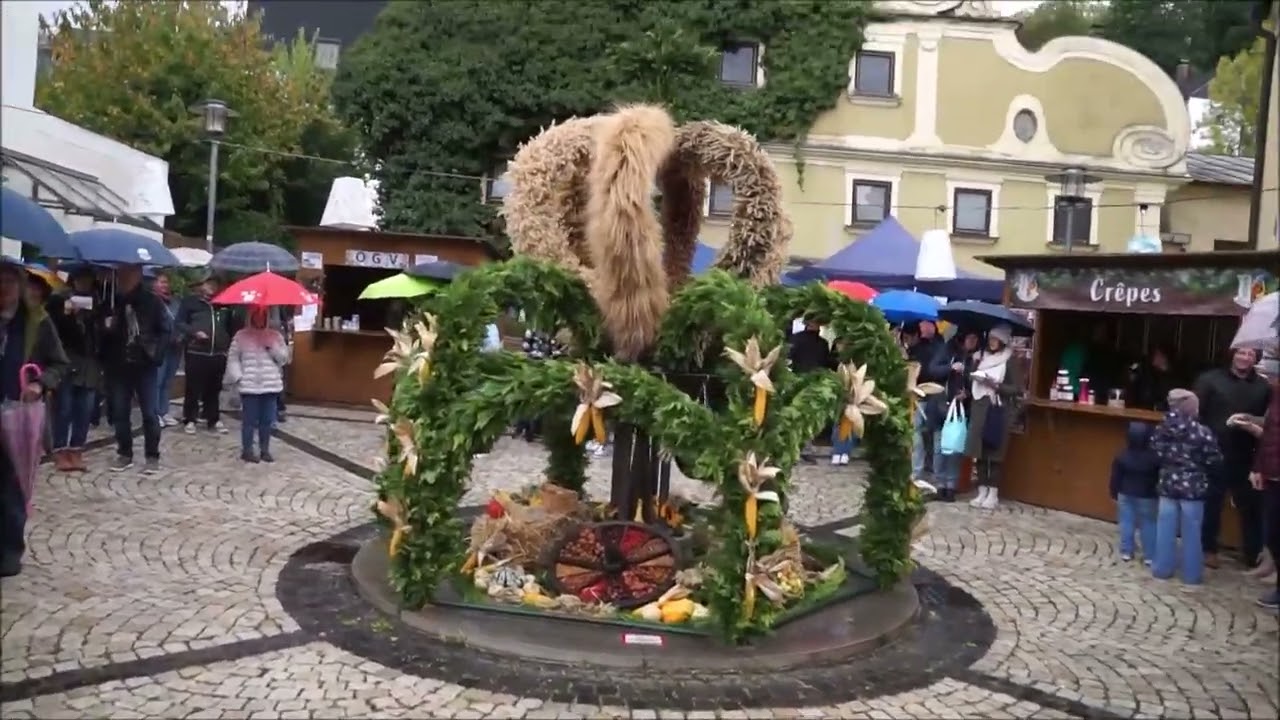 Erntedankmarkt mit Segnung der Erntekrone