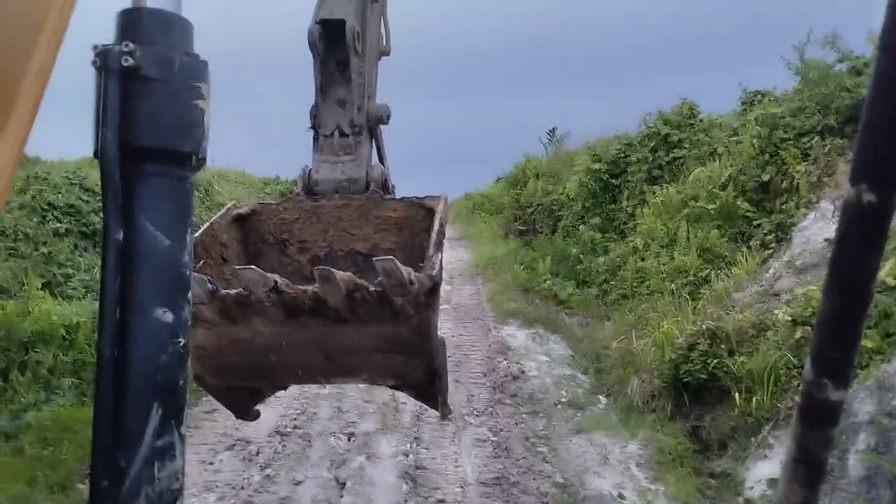 Excavator Sany 215c Rolling Di Tanah Hamparan