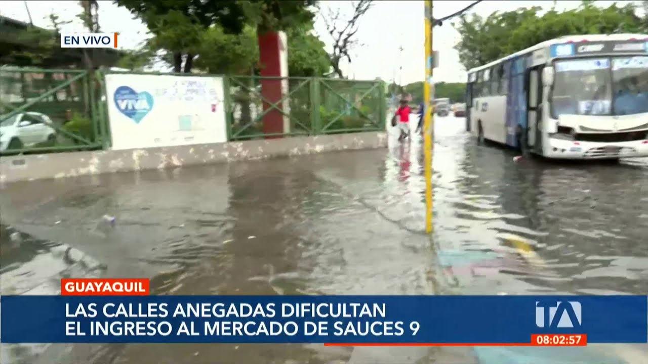 La entrada al mercado de Sauces 9, en el norte de Guayaquil, amaneció inundada a causa de la lluvia