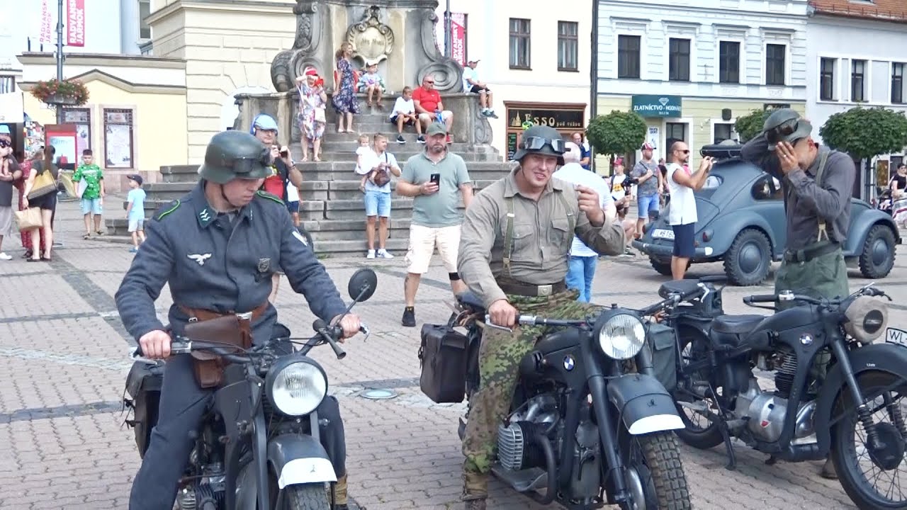 Historické vojenské vozidlá na námestí SNP Banská Bystrica,  august 2024