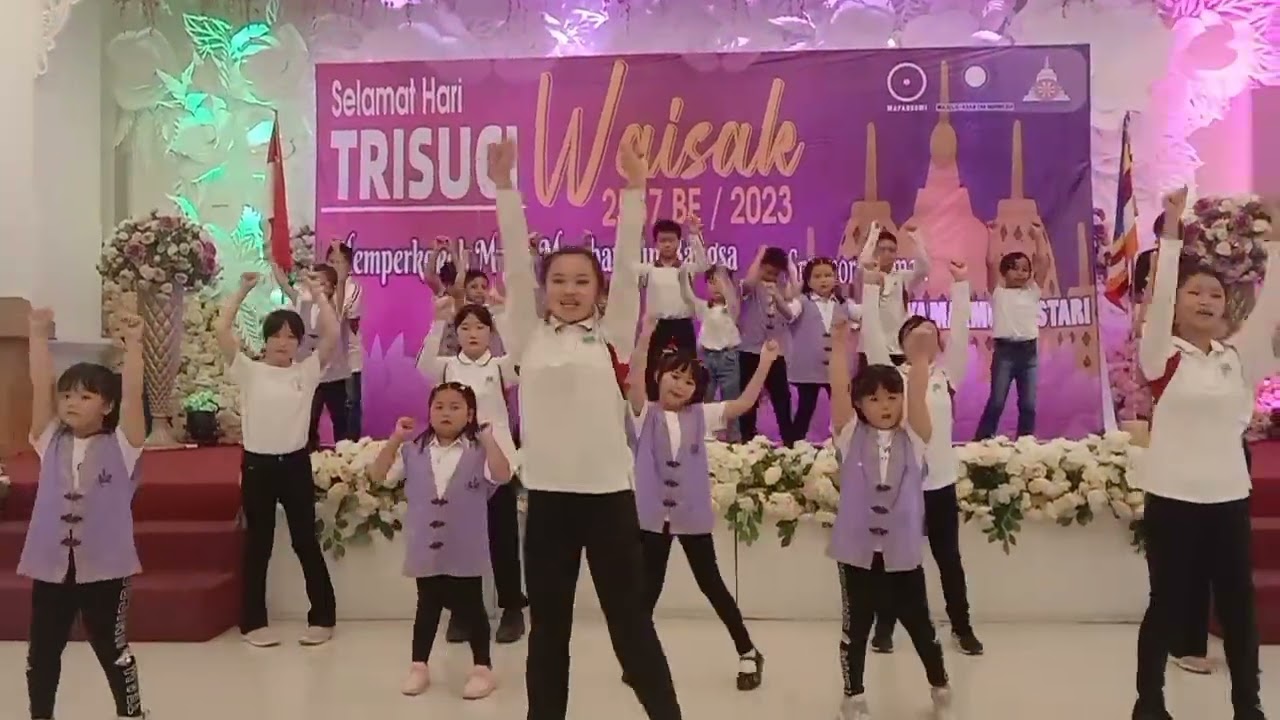 Kk tiwi menari saat perayaan tri suci waisak