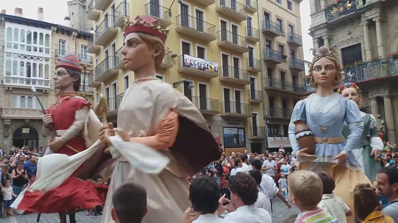 Polonesa de los Gigantes del Casco Viejo en las fiestas de San Fermín de Aldapa