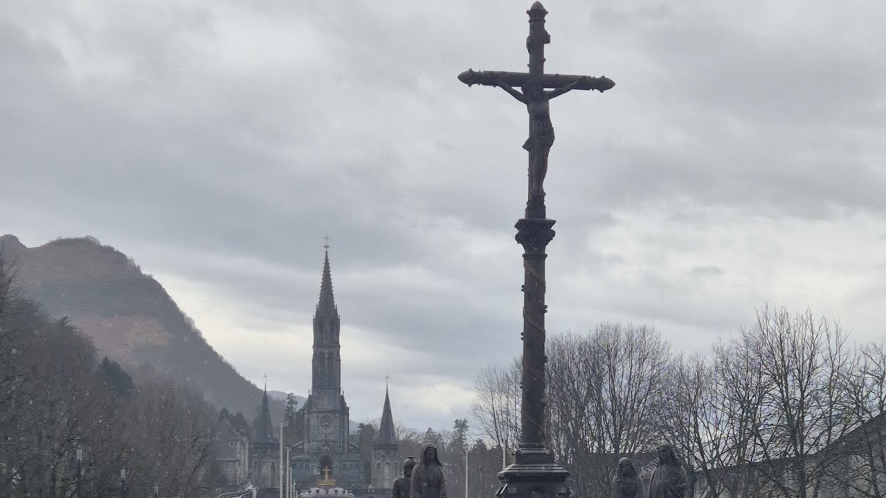 Lourdes, autour du sanctuaire, boutiques et magasins ouverts pendant le pèlerinage.