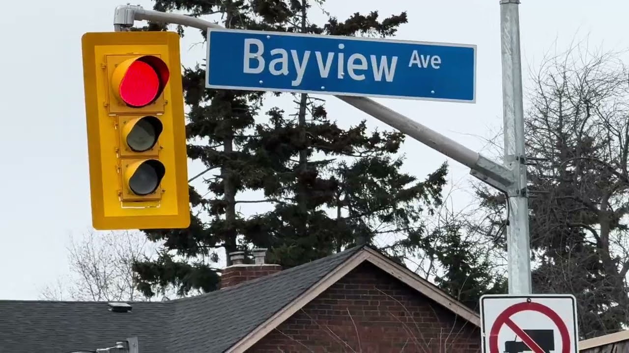 Traffic signal phasing at Bayview Avenue & Millwood Road in Leaside, Canada (MAR 29, 2026)