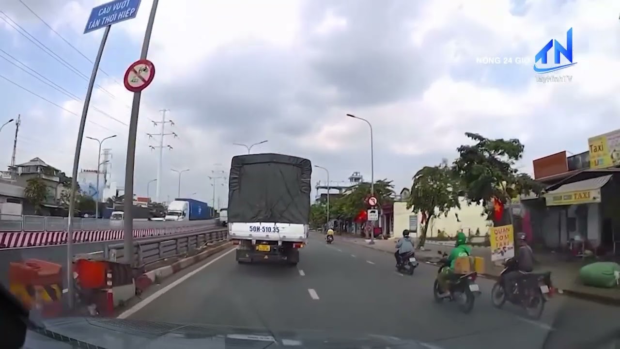 Phạt nguội tài xế cán hàng cọc tiêu trên đường Đỗ Mười | TayNinhTV