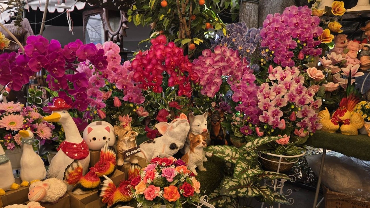 แวะชมร้านดอกไม้ปลอมสวยๆ ในงานเกษตรอีสานใต้ ม.อุบลฯ