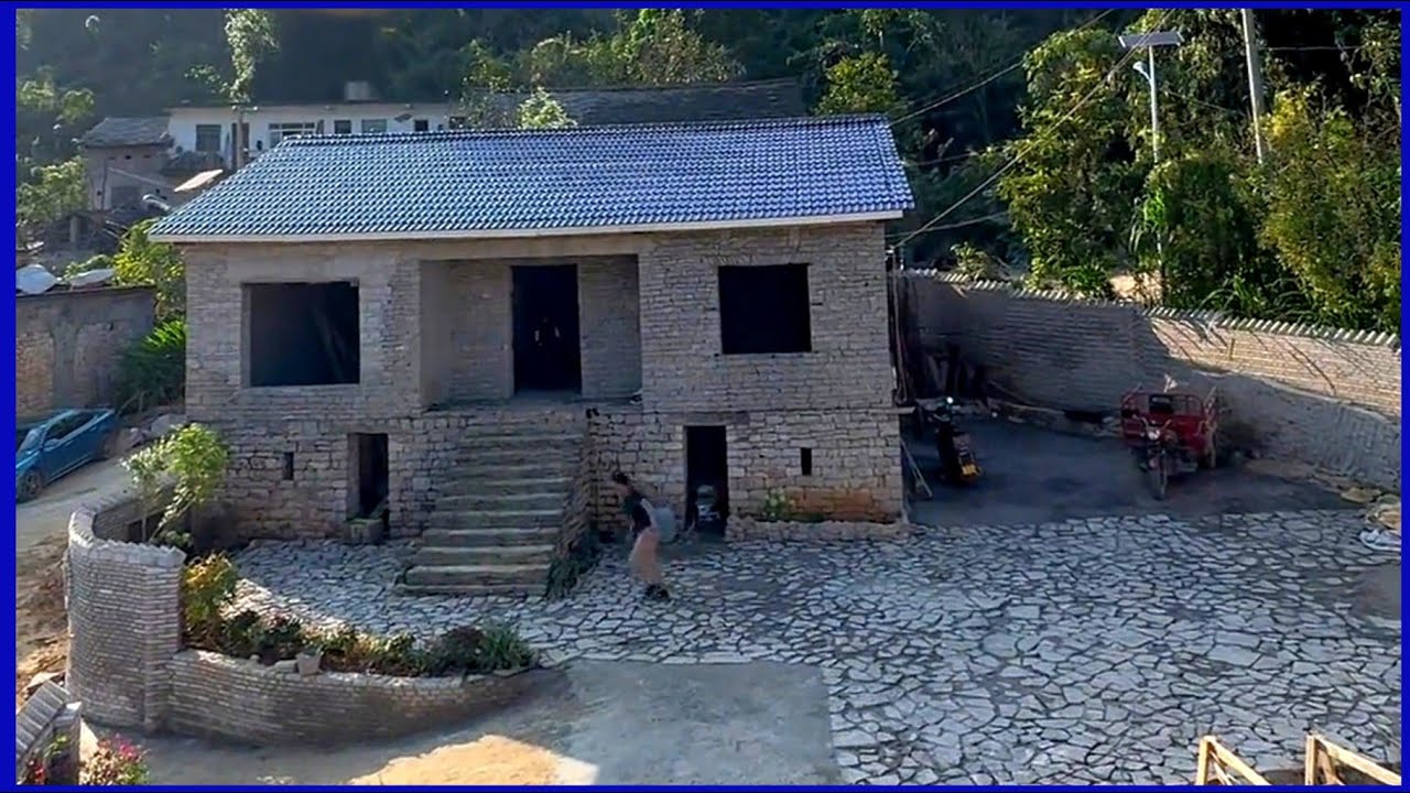 A young couple and their daughter returned to their hometown to renovate an abandoned house.