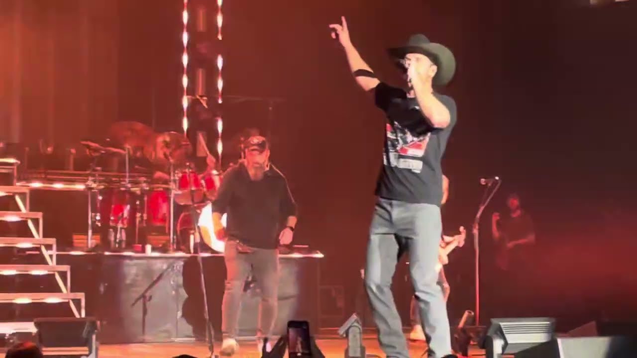Dustin Lynch & Scotty McCreery - Chattahoochee (Live) - Santander Arena, Reading, PA - 11/14/25