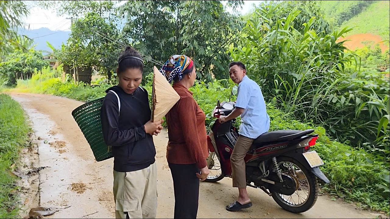 Thảo covered her face to avoid the creditor's gaze, but he still recognized her.
