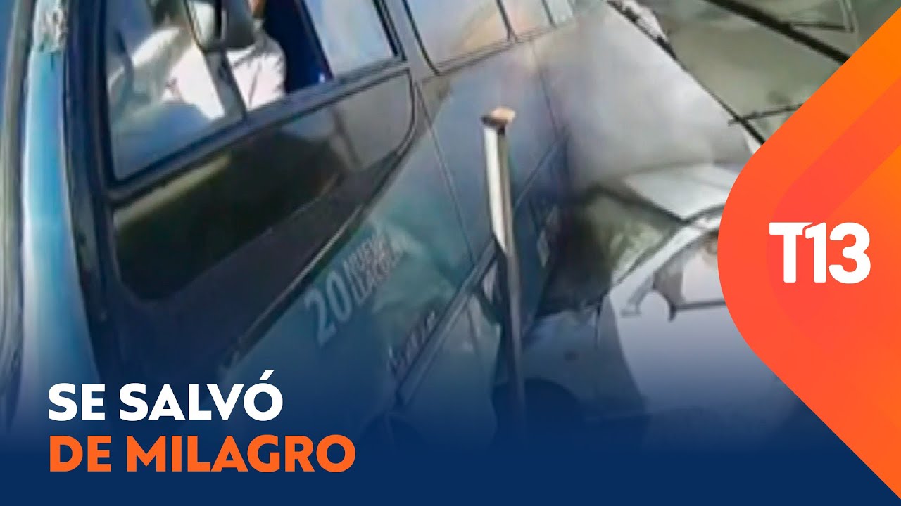 Auto fue aplastado por micro: chofer se salvó de milagro en San Pedro de la Paz