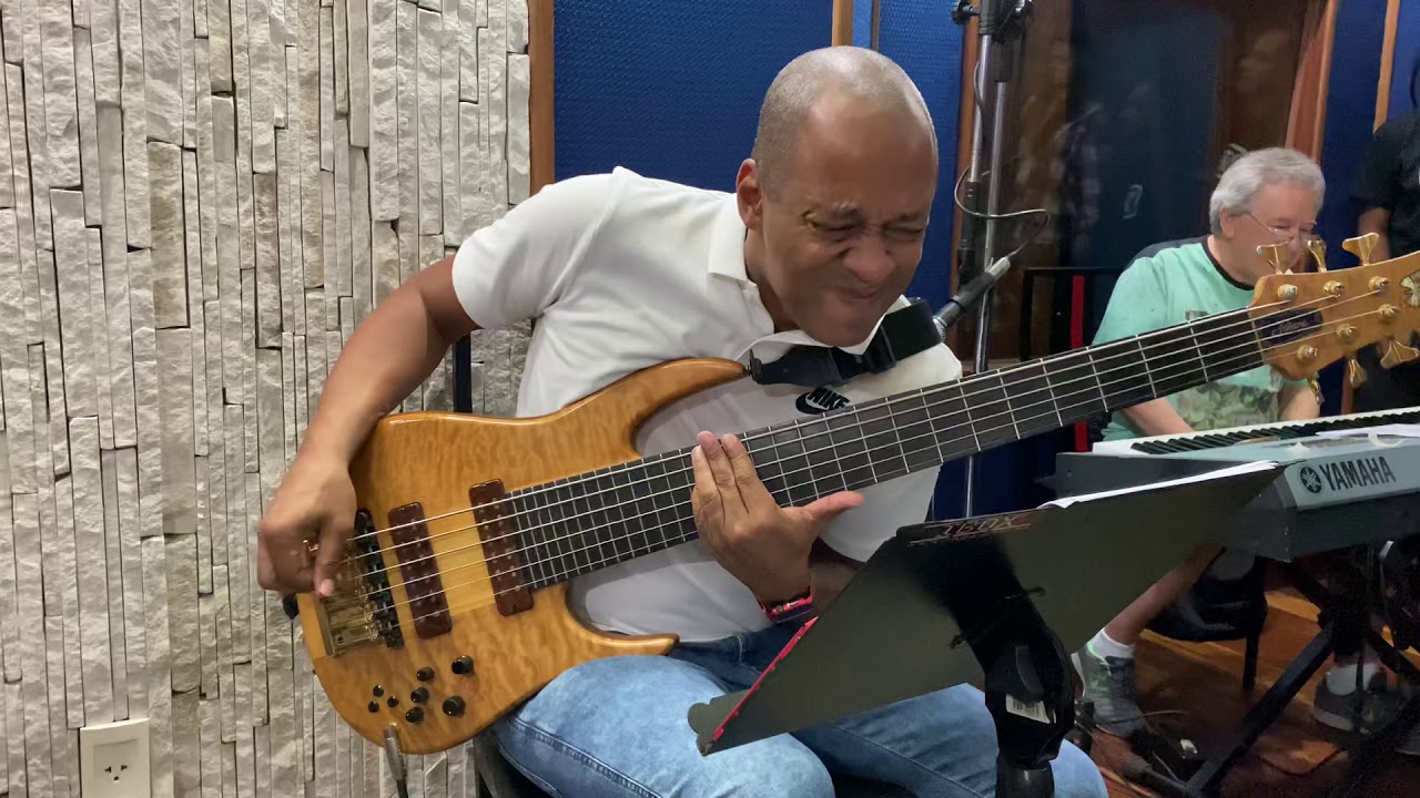 Baixo | Prateado gravando o cantor Marcell Vale