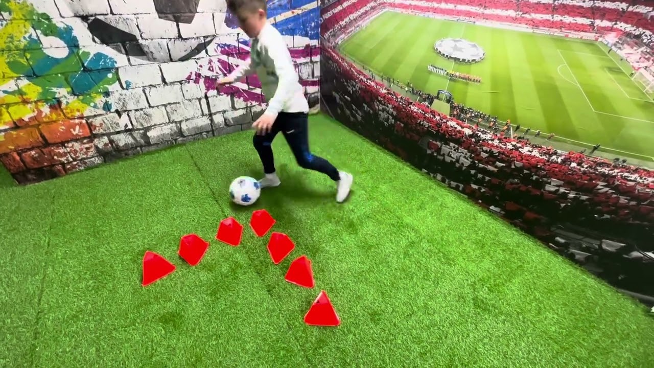 Fußball Fussballübungen die Beweglichkeit fördert im Kinderfussball enge Ballführung Soccer Kids
