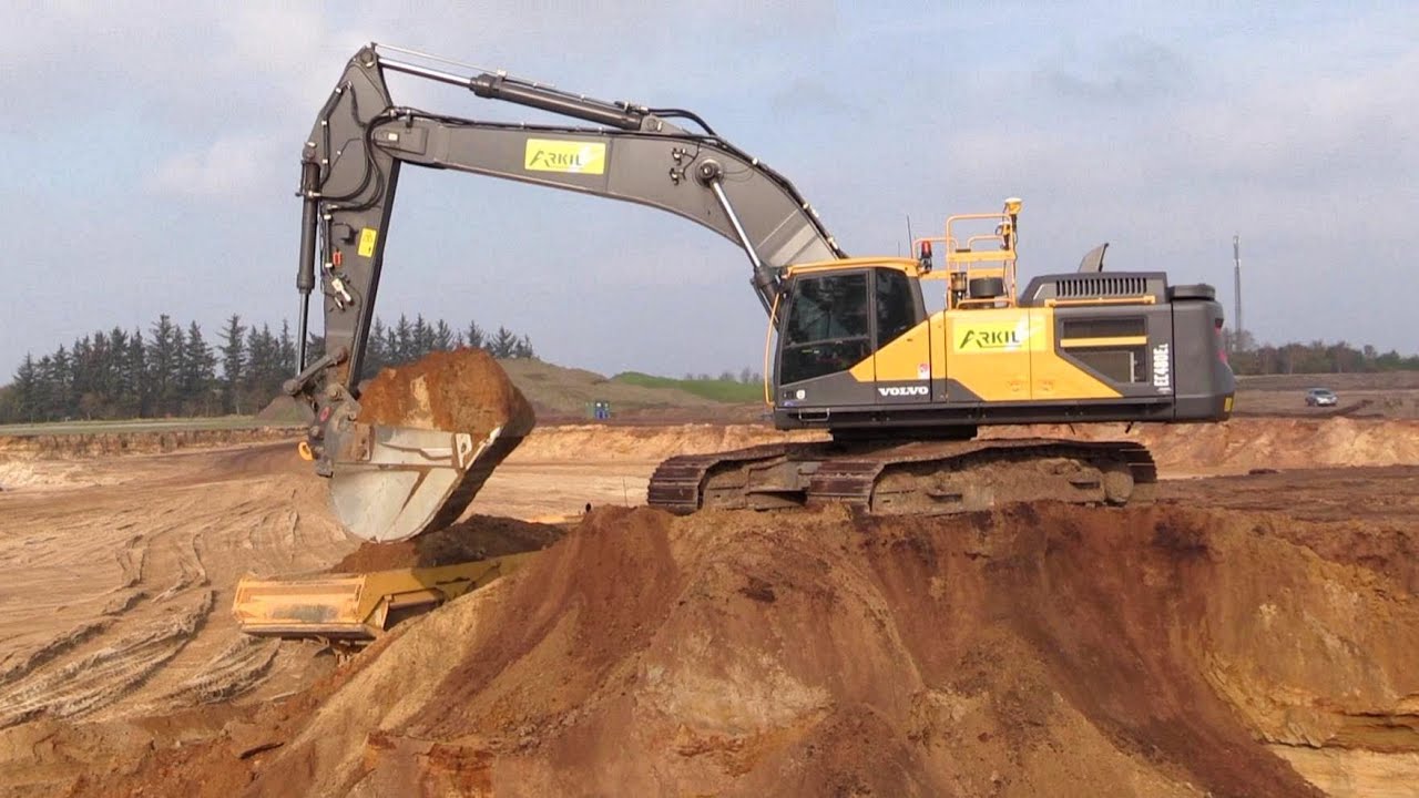 Volvo EC480E Loading Volvo Dumpers