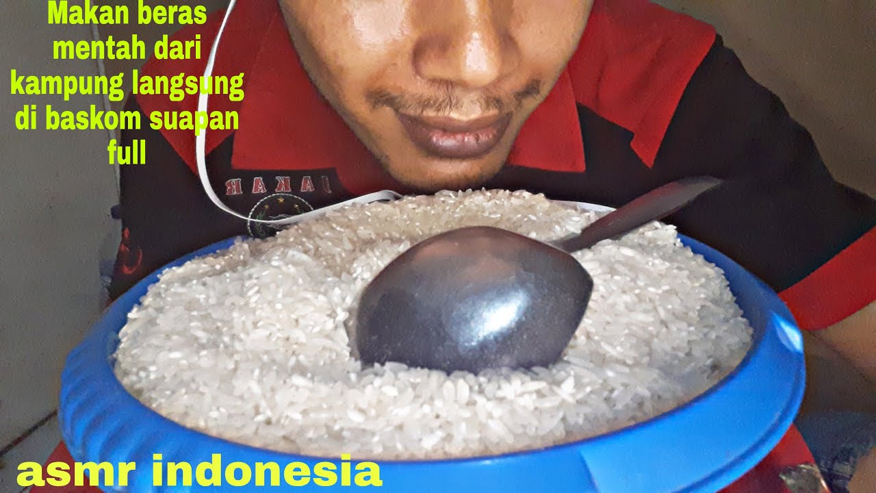 MAKAN BERAS MENTAH DARI KAMPUNG LANGSUNG DI BASKOM ASMR RAW RICE EATING RAW RICE ASMR INDONESIA