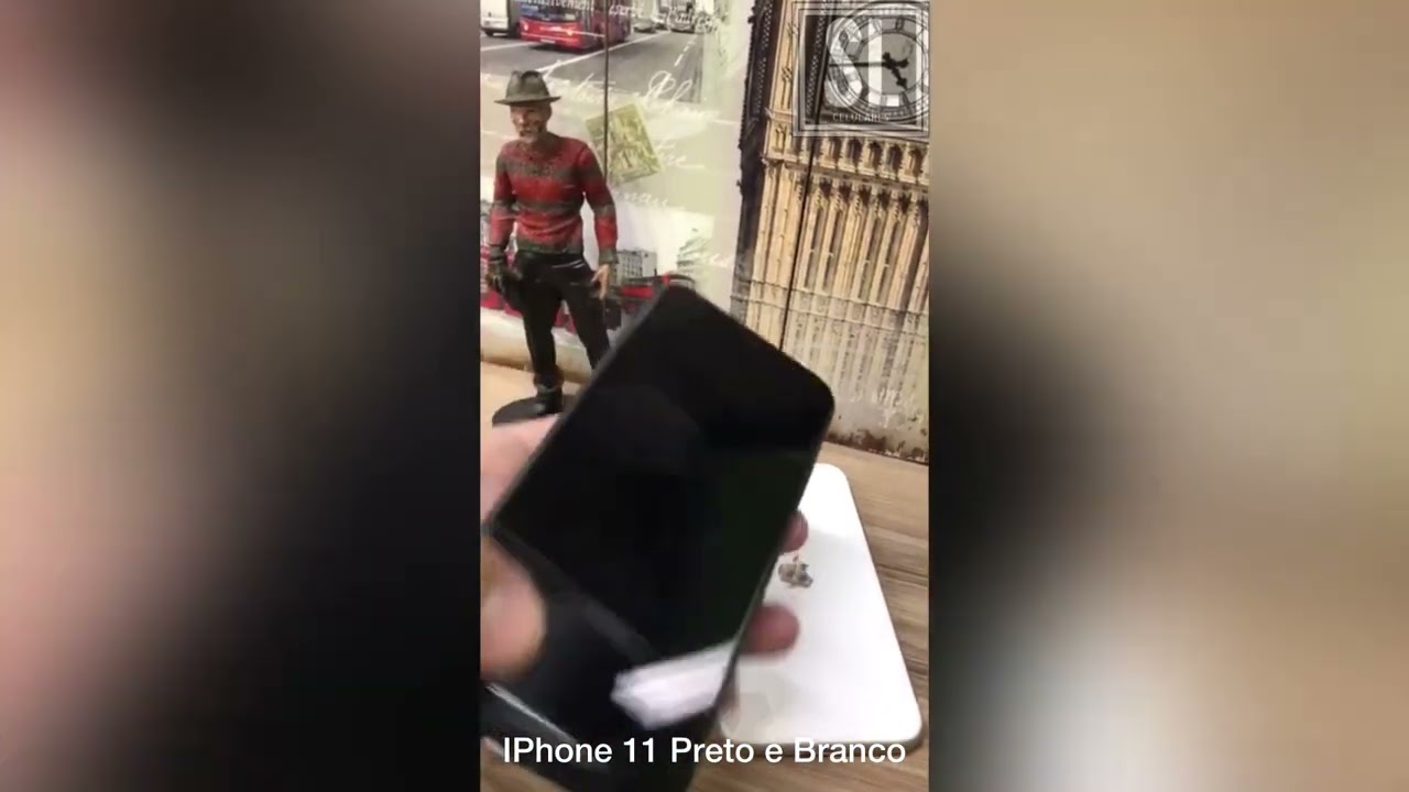 Vitrine Apple IPhone 11 Preto e branco