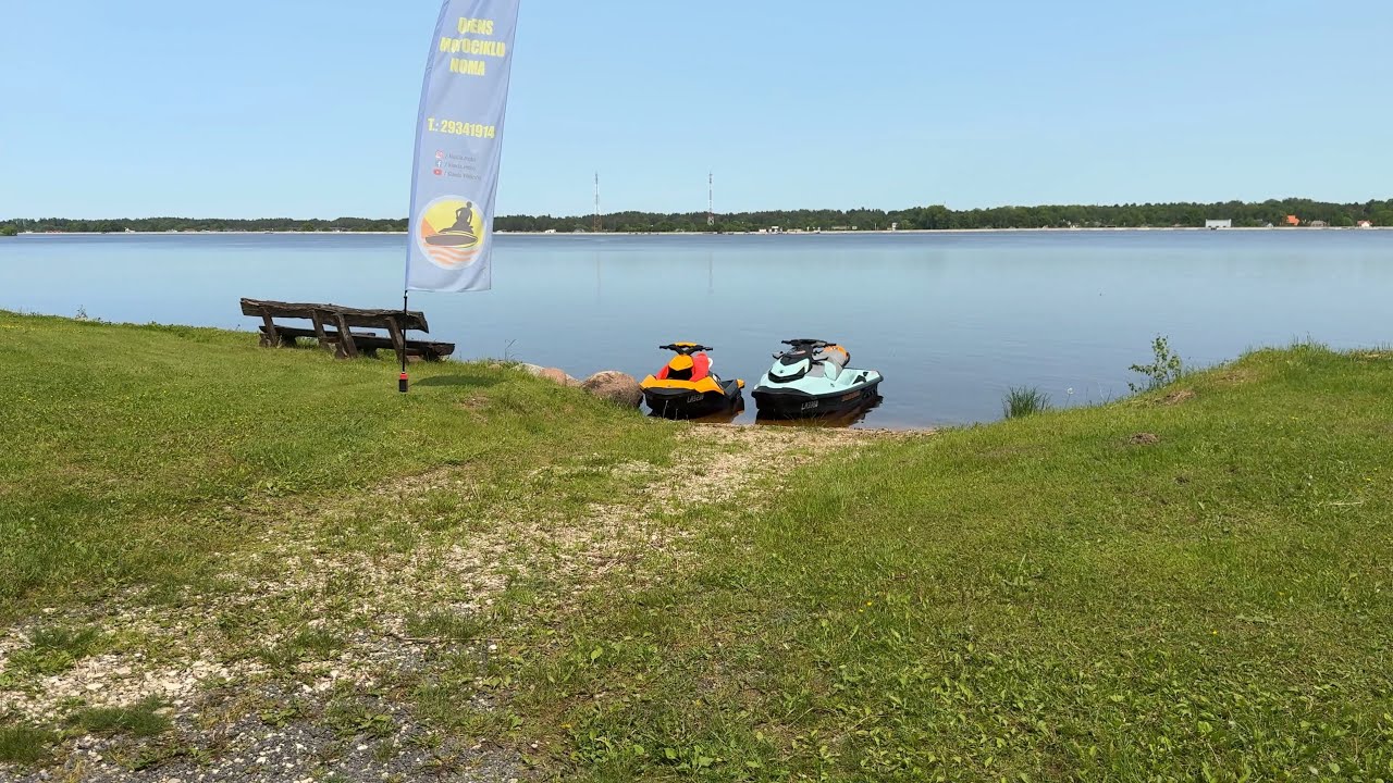 Ūdens motocikli,krasts un zaļā zona.