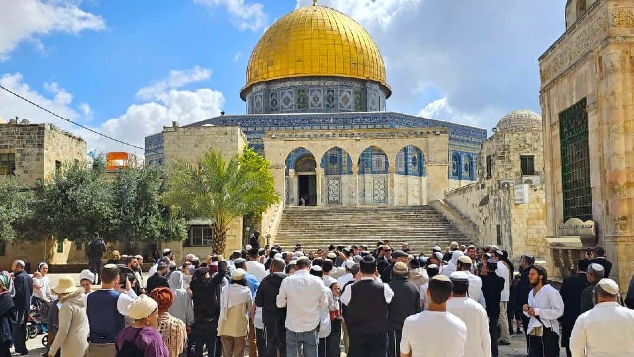 “Muslims Enter Al Aqsa for Maghrib Prayer After Jewish Holiday”