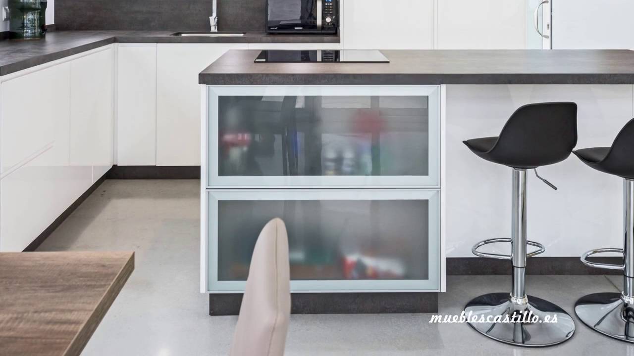 Cocina blanca sin tiradores combinada con encimera neolith Iron Grey en malaga