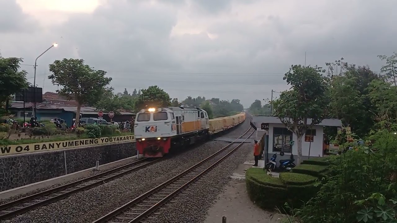 Kereta semen bungtalun melaju di sekitar stasiun tugu Yogyakarta #kereta #keretasemen #bungtalun