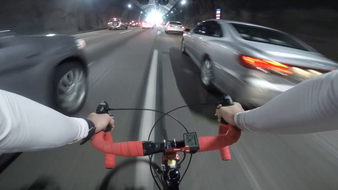 Rodovia Imigrantes de bike. Subida e descida. GoPro 5 black - 72 km/h!  NÃO FAÇAM ESSA LOUCURA.