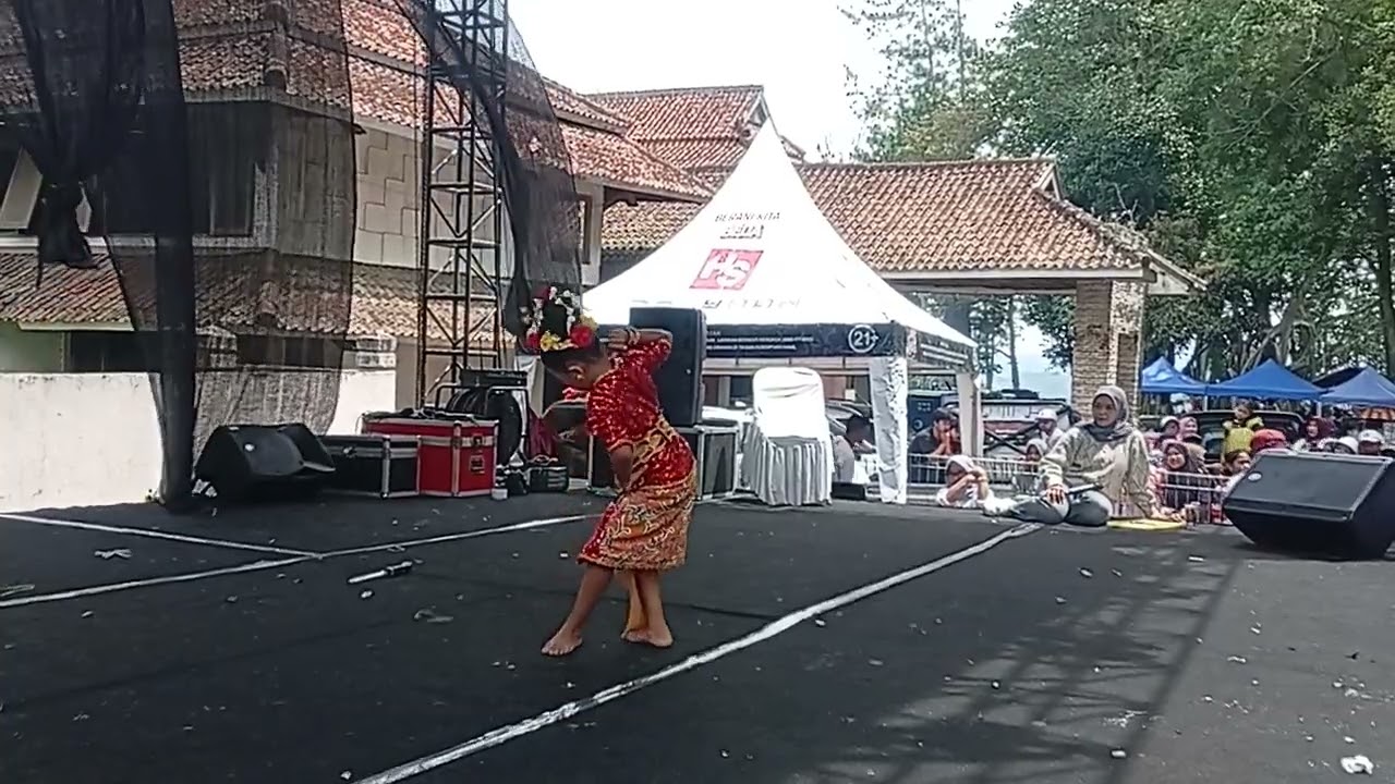 Pasanggiri jaipong ngamplang Garut .Qeesyam juara 1 