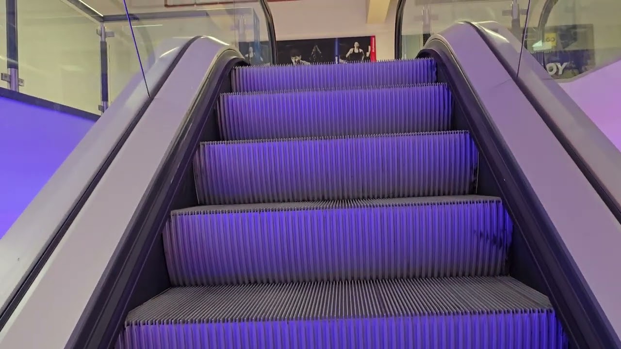 2000 O&K Kone escalators @ Sports Direct Midsummer Blvd in Milton Keynes