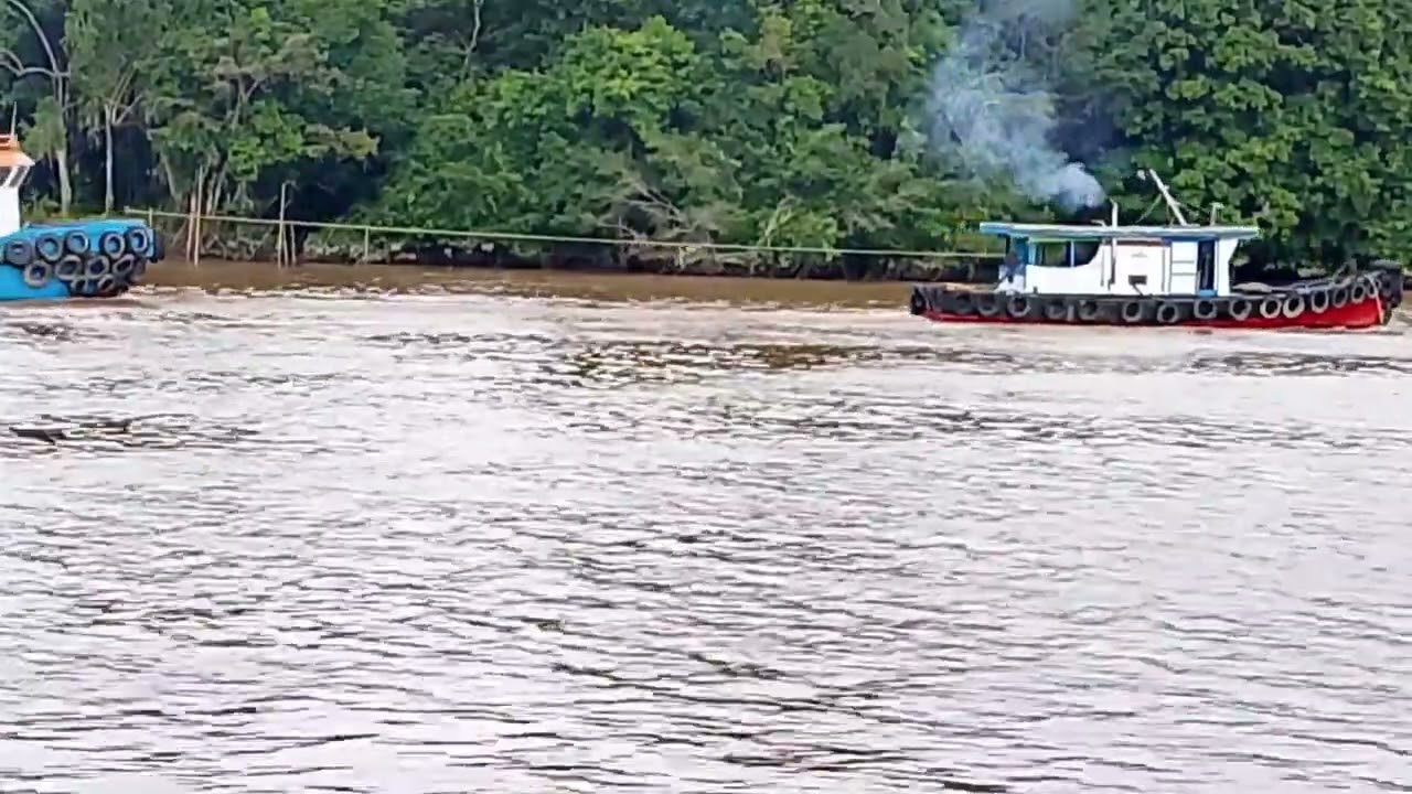 Tugboat tarik ponton, tarikan kosong
