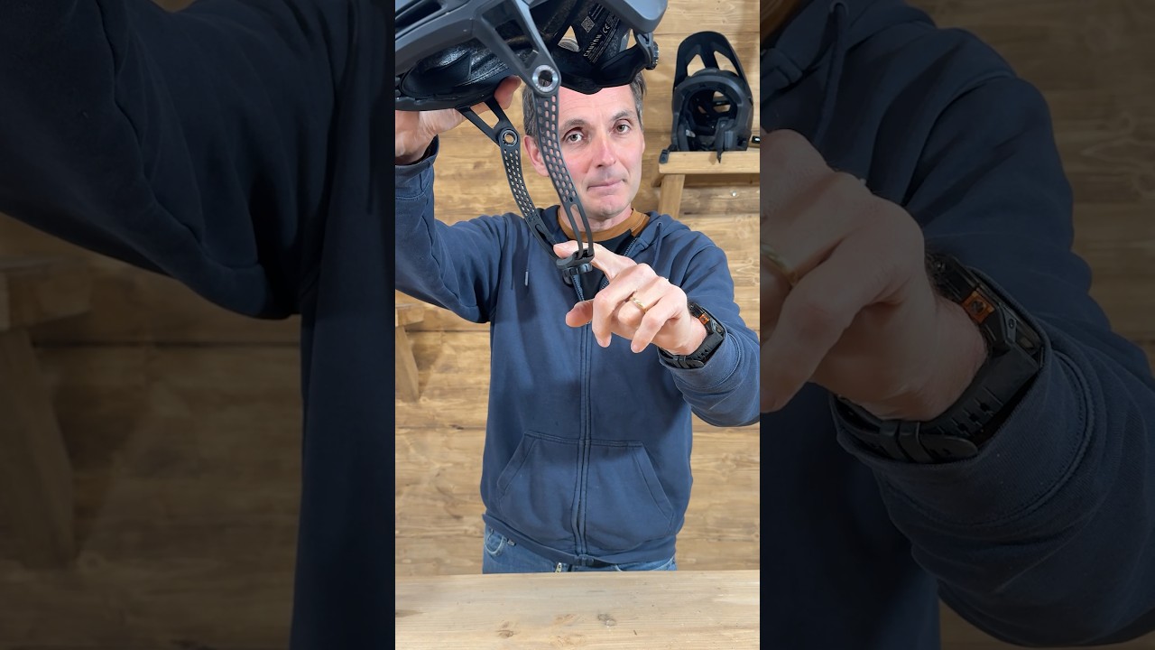 Un casco con cinturino rigido!