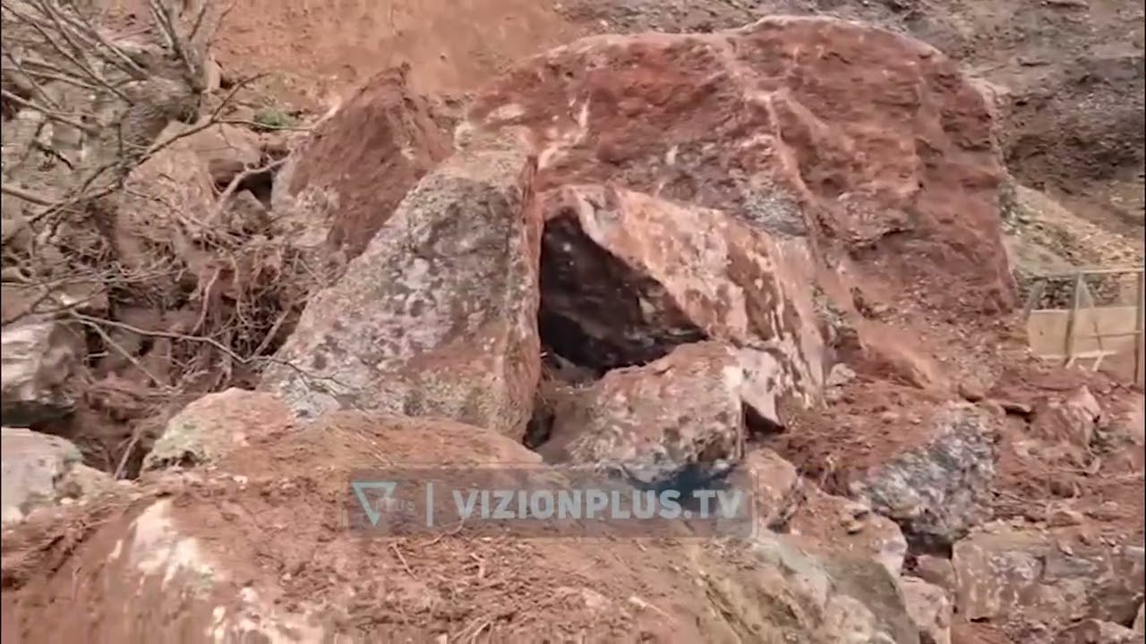 Bllokimi i aksit Librazhd-Qafë Thanë, radhë kilometrike makinash, nis puna për pastrimin e rrugës