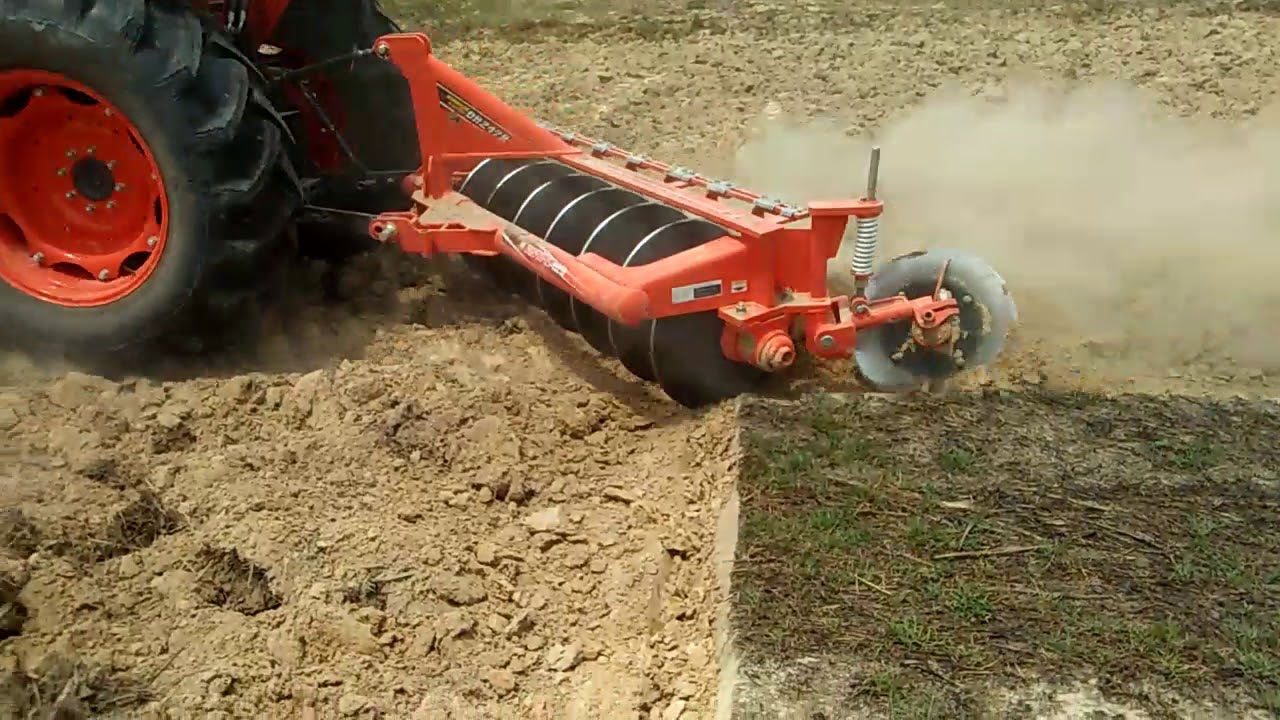 tracktor KUBOTA M6040 SU at work