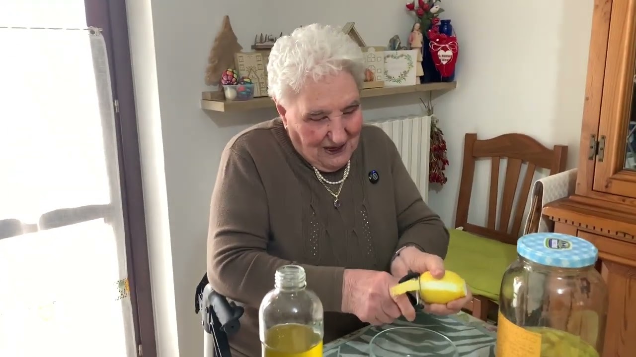 Scorze di Limone: 3 Idee interessanti Dopo l’Olio Aromatizzato, anche limoncello e marmellata.