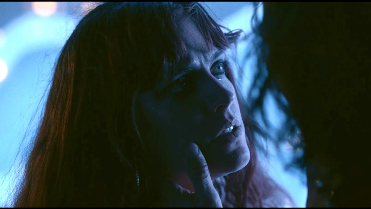 daisy and billy kiss backstage | daisy jones and the six