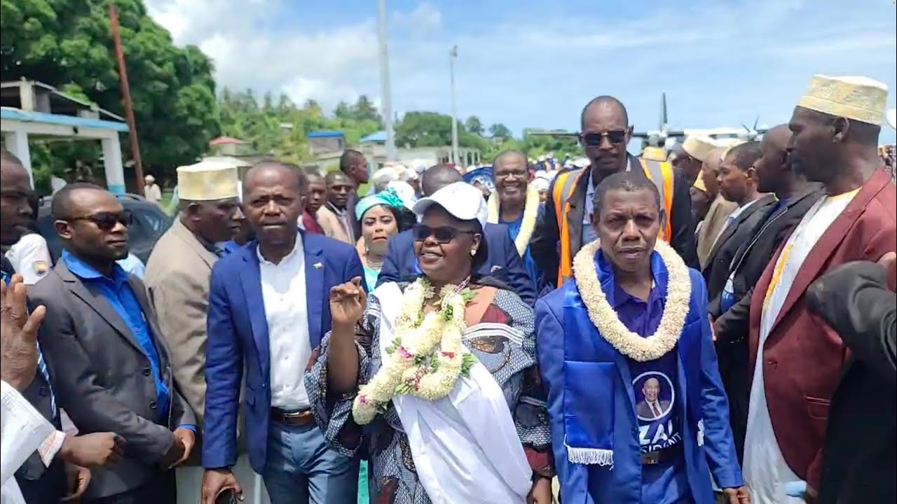 Du monde à l'aéroport de Mohéli pour accueillir la gouverneure Chamina
