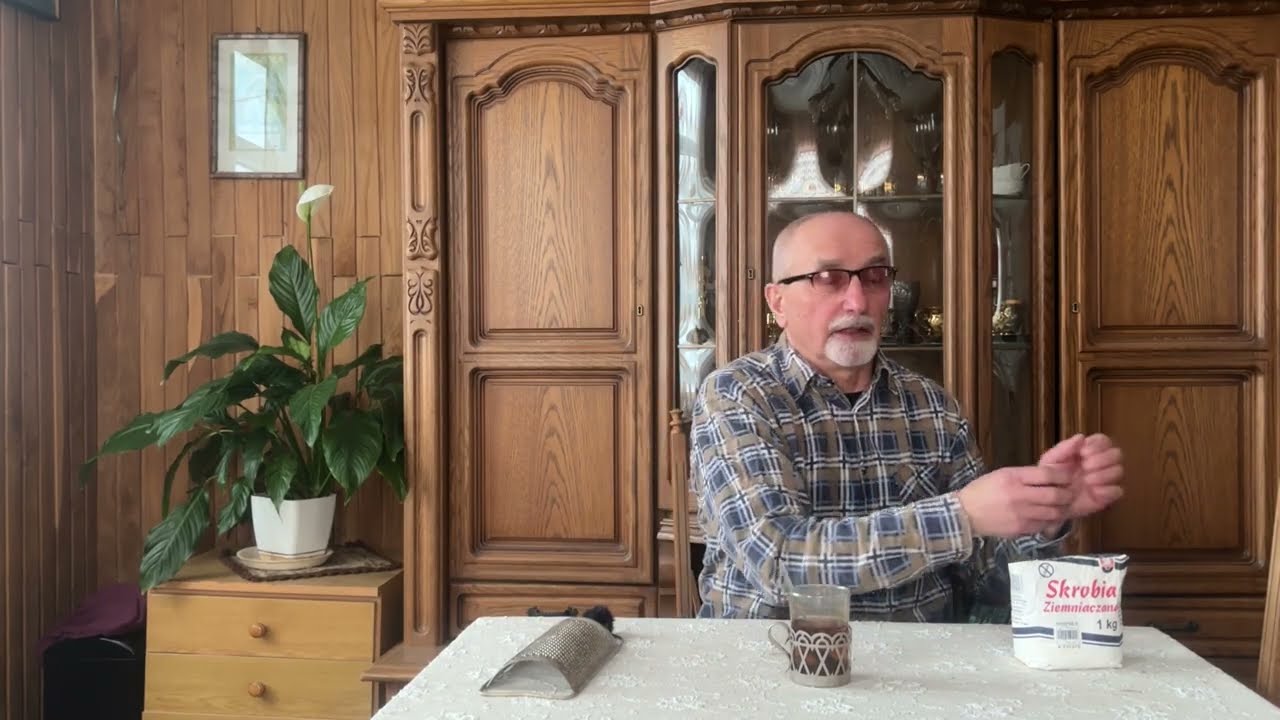 Konsumpcja ziemniaków w czasach PRLu wspomina sołtys Zenek.