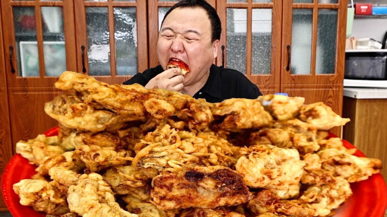 Aqiang’s secret fried oysters are crispy on the outside and tender on the inside!