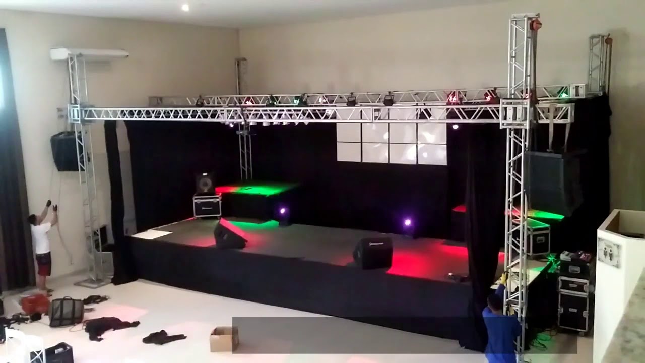 Equipe da banda Skaranova montando estrutura de palco som e luz para festa de casamento em Itape