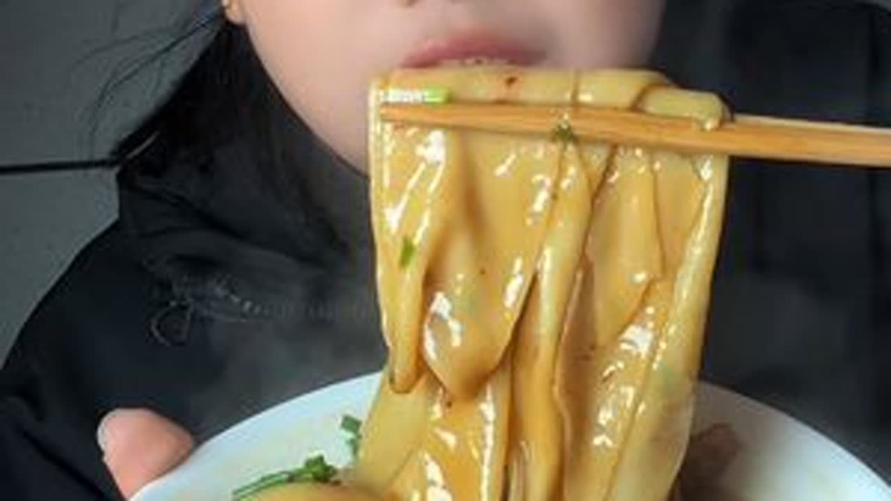 今天吃一碗鸭肉汤大宽面，面条水开煮五到六分钟左右煮成透明状，吃起来又宽又薄巨好吃#百吃不厌