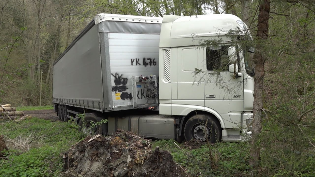 18.04.2019 - 40-Tonner fährt sich im Elztal fest