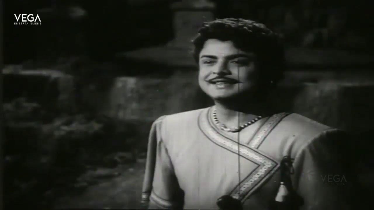 Ennarumai Kadhalikku Vennilaave Video Song | Ellorum Innaattu Mannar Tamil Movie