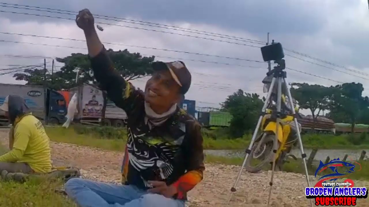 Mancing blanak disungai pinggir jalan raya Pantura Kaliori Rembang