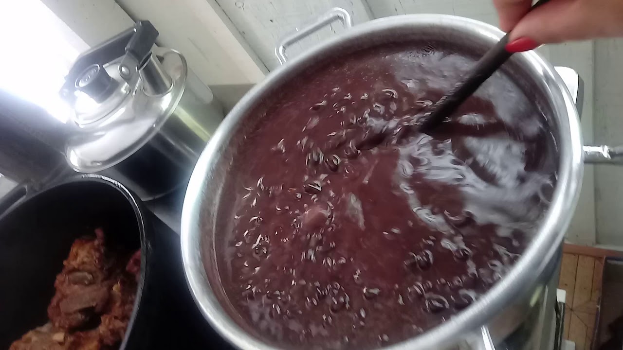 Preparando um feij&atilde;o campeiro com quirera e suan d 🐖