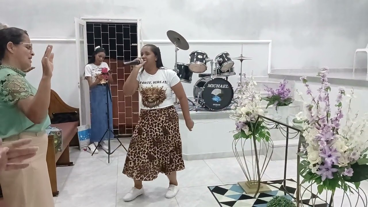 Missionária ana Paula louva na AD Filadélfia.