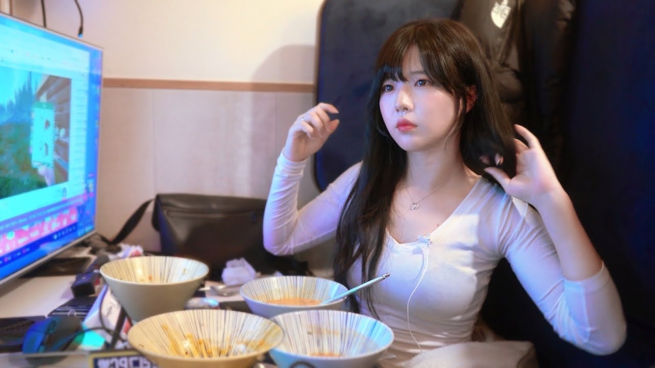 피시방에서 라면4봉 먹는 아내…(축구게임 첫도전)