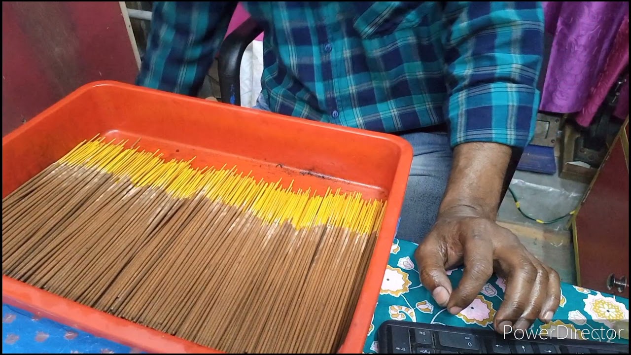 কি ভাবে এক কেজি হোয়াইট কাঠি কে ধুনা পারফিউম দিয়ে ডিপিং করে প্যাকেজিং করা হয় তা দেখে নিন ৷