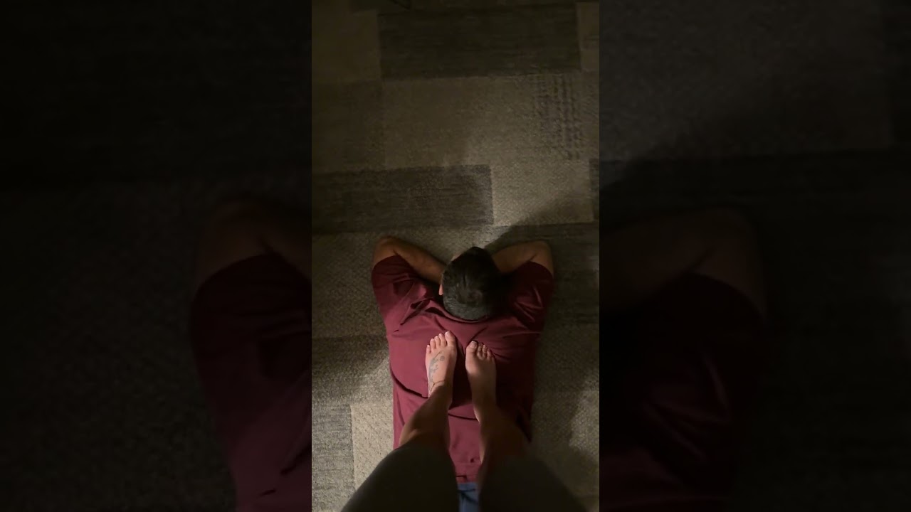 How to crack his back