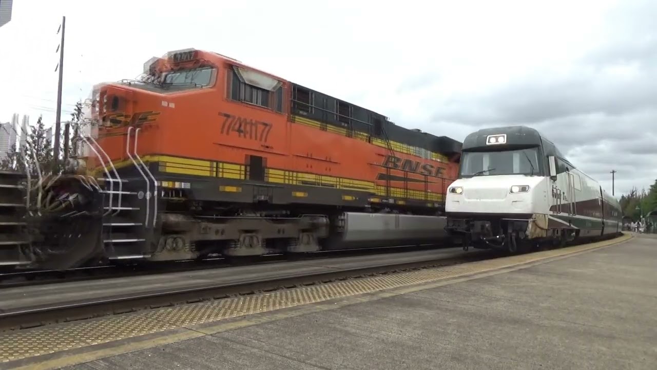 Busy  BNSF, UP & Amtrak Action At Vancouver WA 8/15/2025