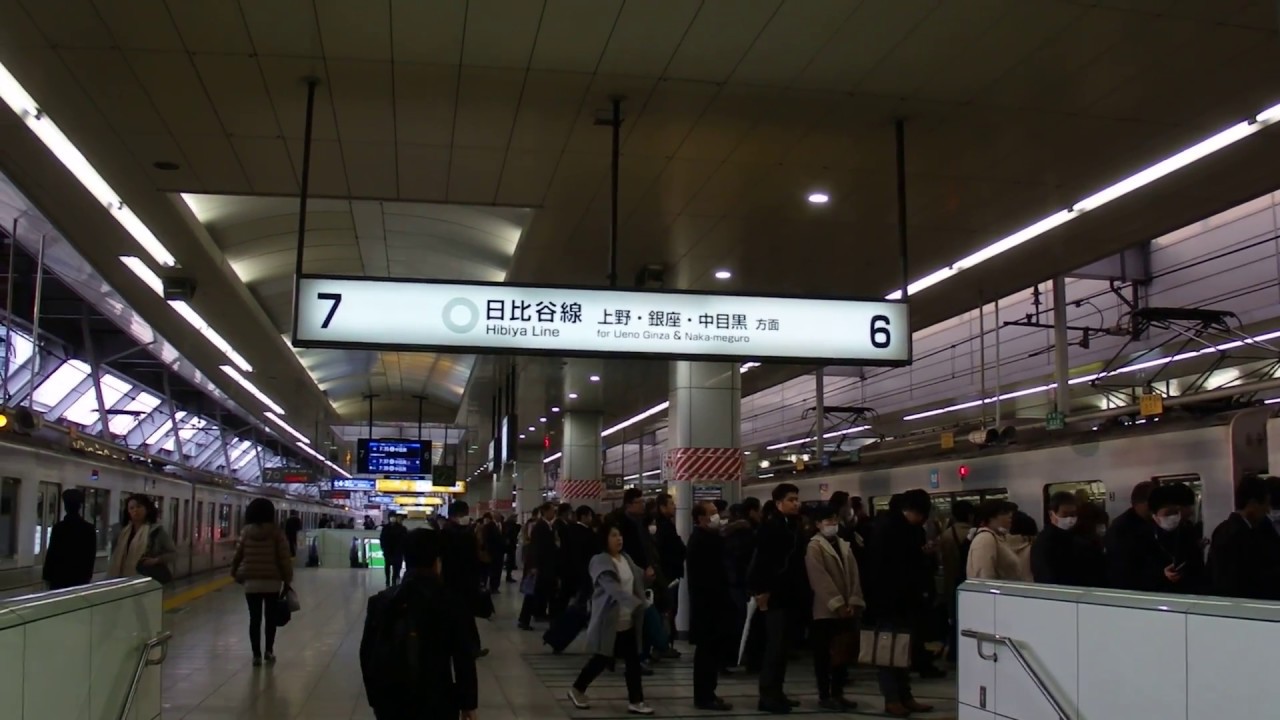 朝ラッシュ　日比谷線北千住駅 長い始発列車の整列乗車